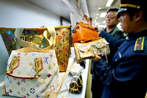 假冒名牌产品遭查处 北京工商风暴背后的市场警示